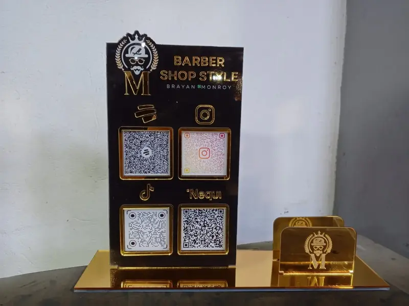 Exhibidor QR en acrílico dorado — Soporte con códigos QR
