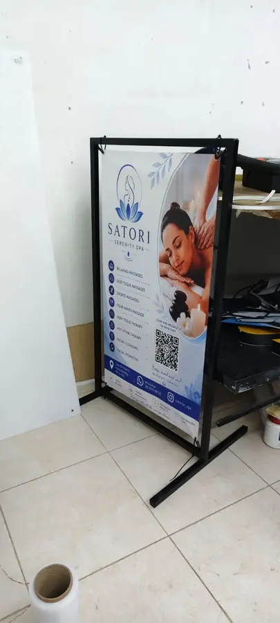 Satori Serenity Spa — Estructura publicitaria de piso