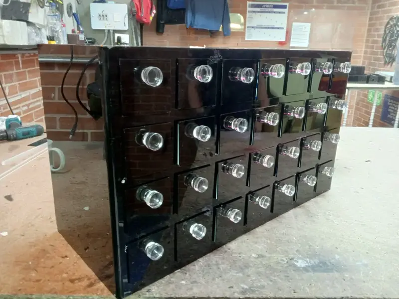 Organizador en acrílico — Piezas fabricadas a medida