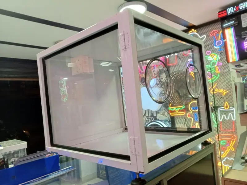 Vitrina transparente — Vista lateral del exhibidor