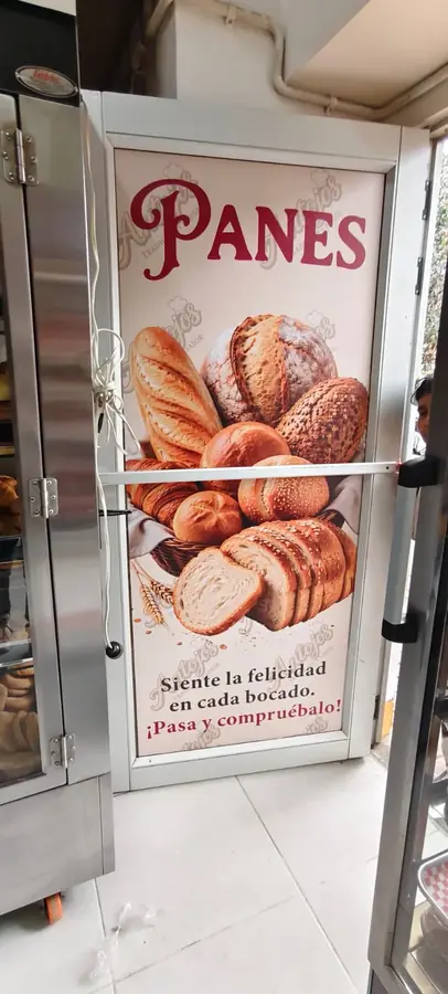 Antojos — Vinilo para puerta — Trabajo de impresión digital instalado