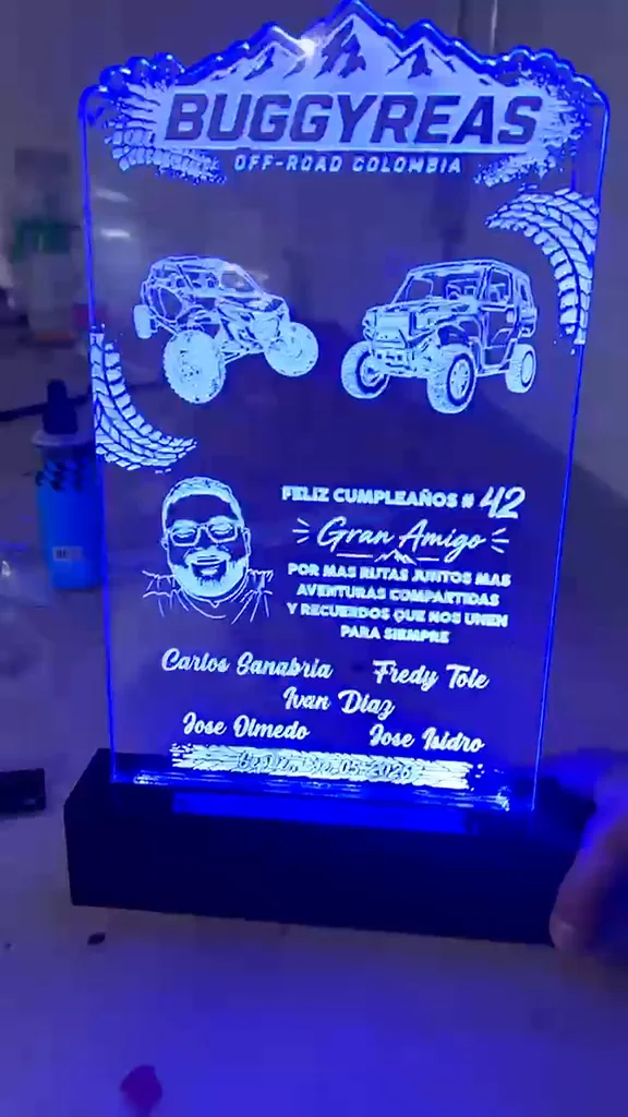 Pieza acrílica iluminada